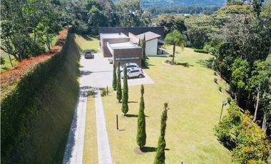 Hermosa casa campestre en venta en unidad cerrada via la ceja Rionegro