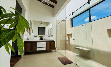 Hermosa casa campestre en venta en unidad cerrada via la ceja Rionegro