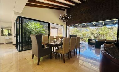 Hermosa casa campestre en venta en unidad cerrada via la ceja Rionegro