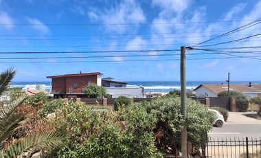 AMPLIA Y CÓMODA CASA A PASOS DE LA PLAYA. VISTA AL MAR