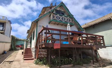 AMPLIA Y CÓMODA CASA A PASOS DE LA PLAYA. VISTA AL MAR