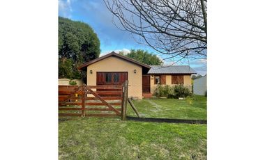 Casa 2 ambientes con cochera Los Acantilados