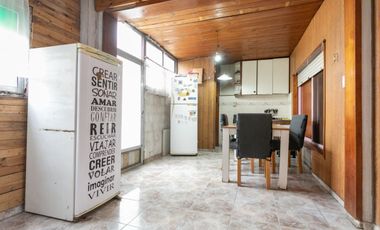 Casa 5 ambientes con jardín, patio y cochera.