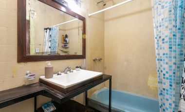 Casa 5 ambientes con jardín, patio y cochera.