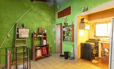 Casa 5 ambientes con jardín, patio y cochera.