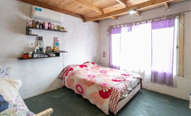 Casa 5 ambientes con jardín, patio y cochera.