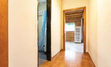 Casa 5 ambientes con jardín, patio y cochera.