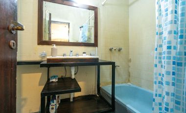 Casa 5 ambientes con jardín, patio y cochera.