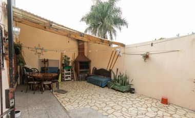 Casa 5 ambientes con jardín, patio y cochera.