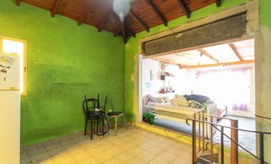 Casa 5 ambientes con jardín, patio y cochera.