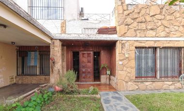 Casa 5 ambientes con jardín, patio y cochera.