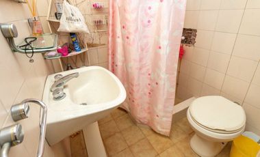 Casa 5 ambientes con jardín, patio y cochera.