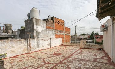 Casa 5 ambientes con jardín, patio y cochera.