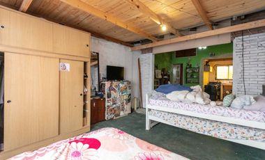 Casa 5 ambientes con jardín, patio y cochera.