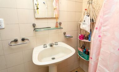 Casa 5 ambientes con jardín, patio y cochera.