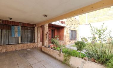 Casa 5 ambientes con jardín, patio y cochera.
