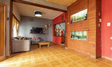 Casa 5 ambientes con jardín, patio y cochera.