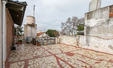 Casa 5 ambientes con jardín, patio y cochera.