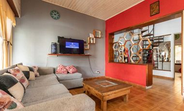 Casa 5 ambientes con jardín, patio y cochera.