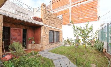 Casa 5 ambientes con jardín, patio y cochera.