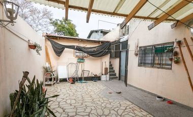 Casa 5 ambientes con jardín, patio y cochera.