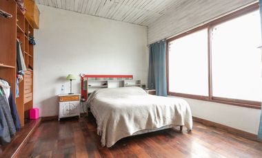 Casa 5 ambientes con jardín, patio y cochera.