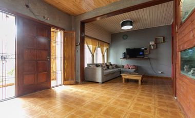 Casa 5 ambientes con jardín, patio y cochera.