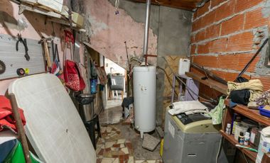 Casa 5 ambientes con jardín, patio y cochera.