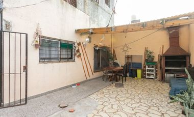 Casa 5 ambientes con jardín, patio y cochera.