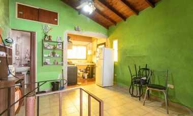 Casa 5 ambientes con jardín, patio y cochera.