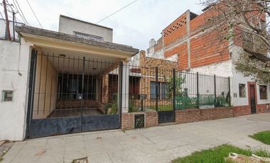 Casa 5 ambientes con jardín, patio y cochera.