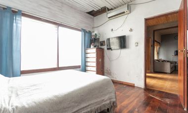 Casa 5 ambientes con jardín, patio y cochera.