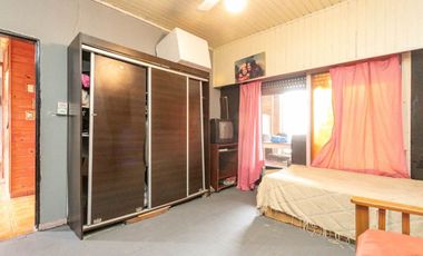 Casa 5 ambientes con jardín, patio y cochera.