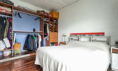 Casa 5 ambientes con jardín, patio y cochera.