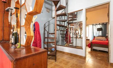 Casa 5 ambientes con jardín, patio y cochera.