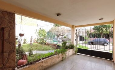 Casa 5 ambientes con jardín, patio y cochera.
