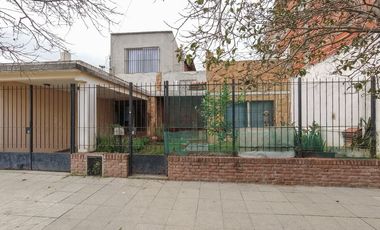 Casa 5 ambientes con jardín, patio y cochera.