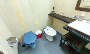 Casa 5 ambientes con jardín, patio y cochera.