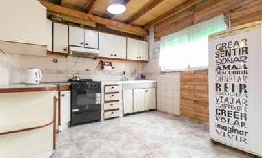 Casa 5 ambientes con jardín, patio y cochera.