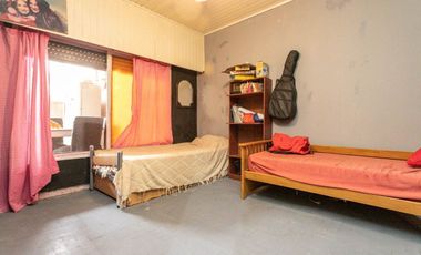 Casa 5 ambientes con jardín, patio y cochera.