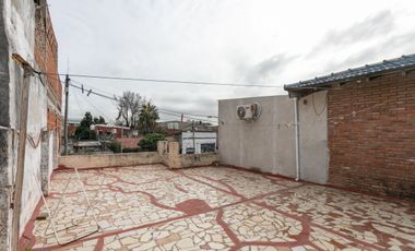 Casa 5 ambientes con jardín, patio y cochera.