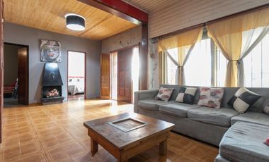 Casa 5 ambientes con jardín, patio y cochera.