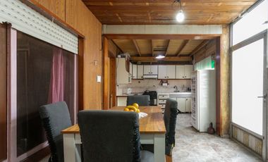 Casa 5 ambientes con jardín, patio y cochera.