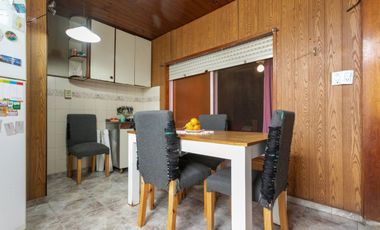 Casa 5 ambientes con jardín, patio y cochera.