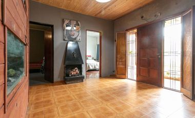 Casa 5 ambientes con jardín, patio y cochera.