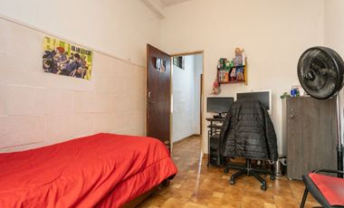 Casa 5 ambientes con jardín, patio y cochera.