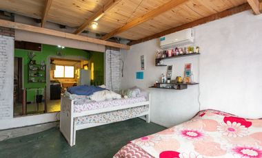 Casa 5 ambientes con jardín, patio y cochera.