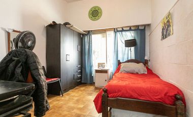 Casa 5 ambientes con jardín, patio y cochera.