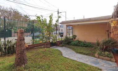 Casa 5 ambientes con jardín, patio y cochera.