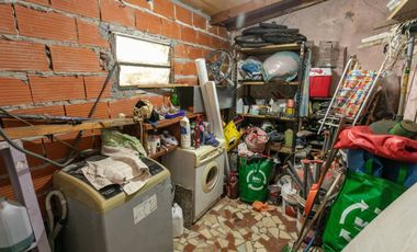 Casa 5 ambientes con jardín, patio y cochera.